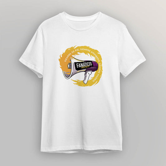 Camiseta blanca con diseño de megáfono y pegatina de Fanáticos Madrid